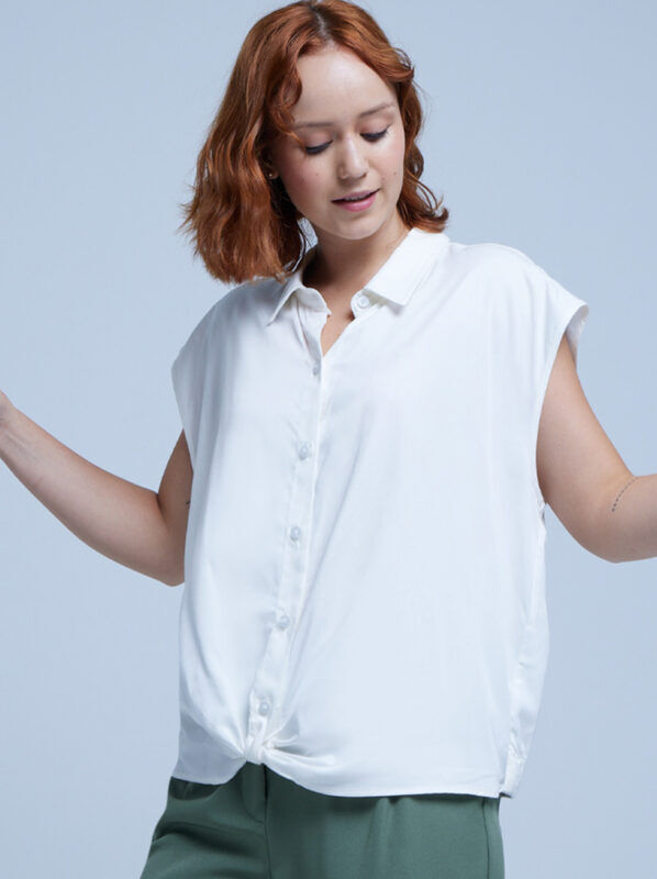camisa blanca con cuello fashion moms